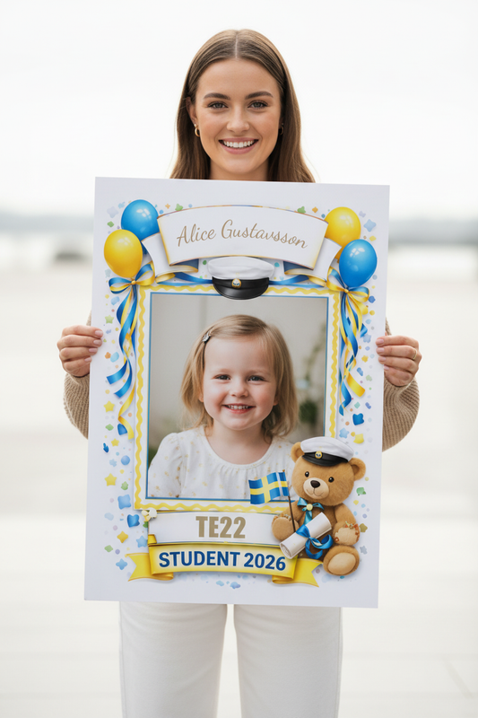 Studentskylt Alice Gustavsson - Tjej håller skylten