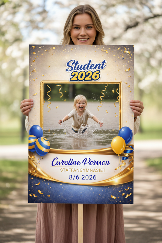 Studentskylt Alma - Tjej håller skylten